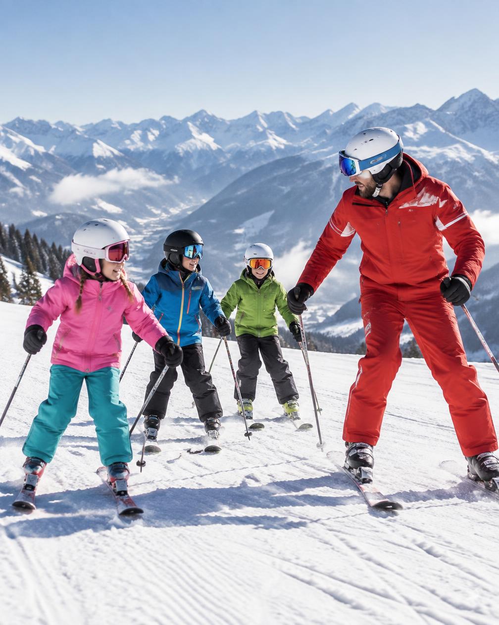 Kinder beim Skikurs mit Skilehrer